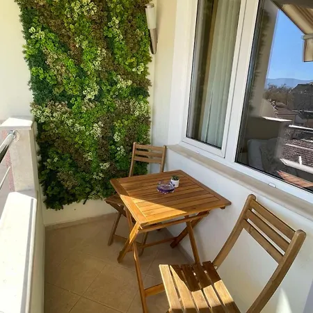 Garden Apartment *
